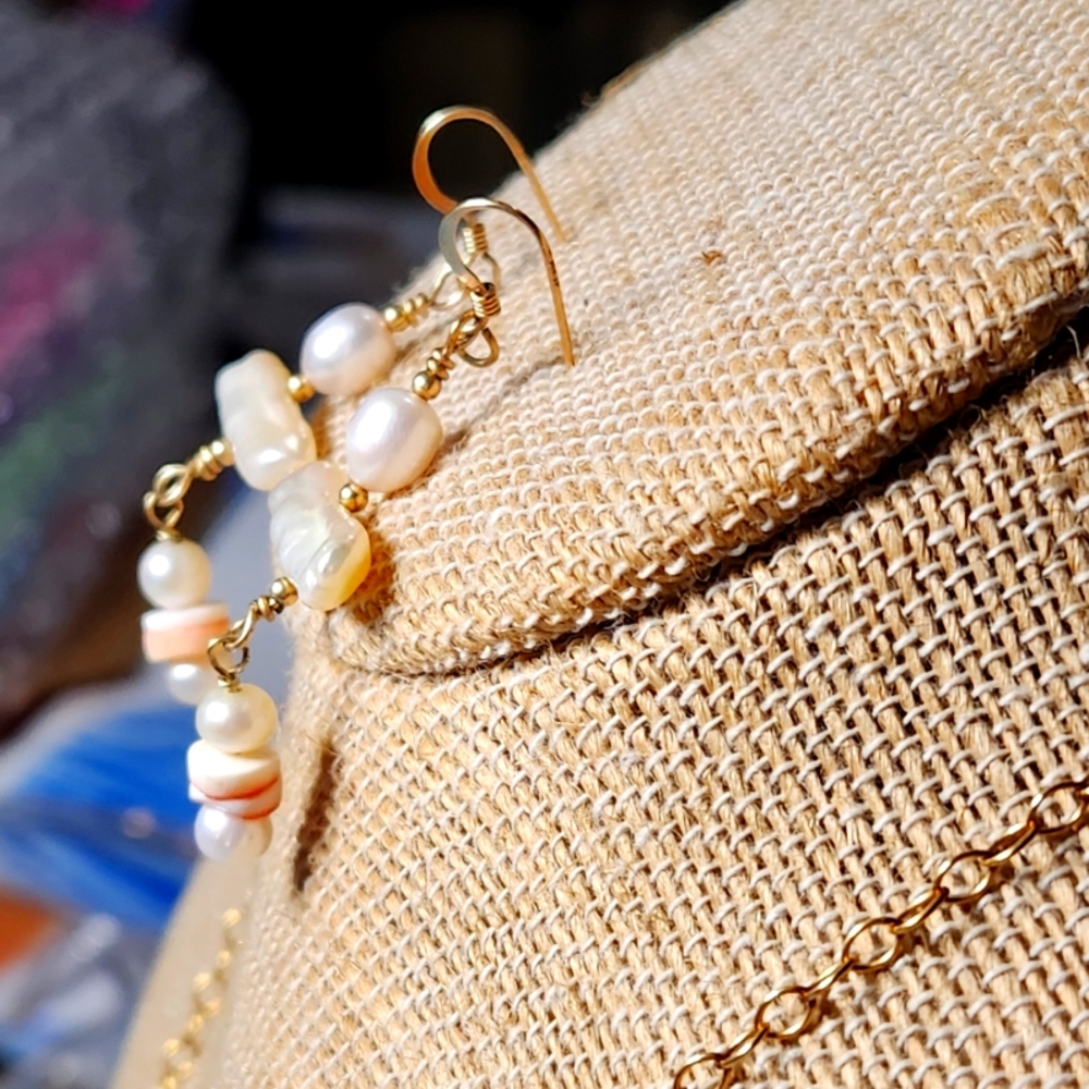 NWT "The Crucifixion" Shell Necklace Earrings Set - Picture 2 of 4